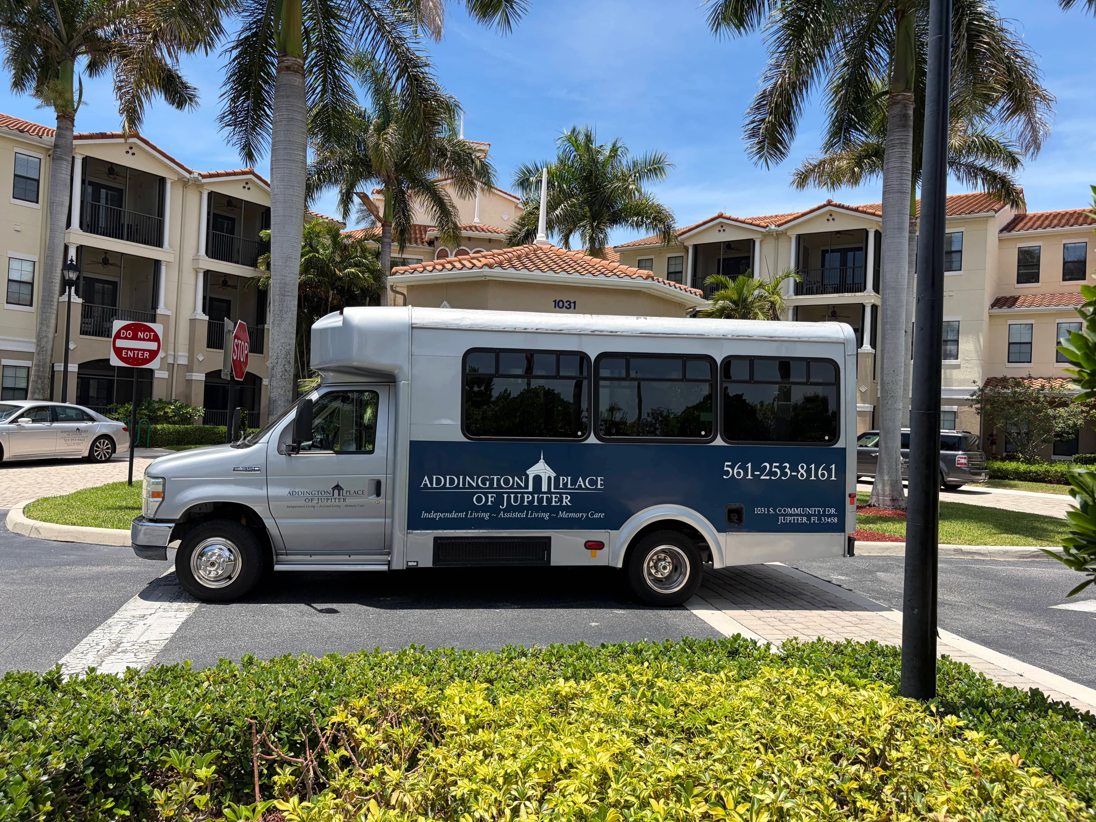 Estuco exterior resellado en una propiedad para adultos mayores en Jupiter, FL