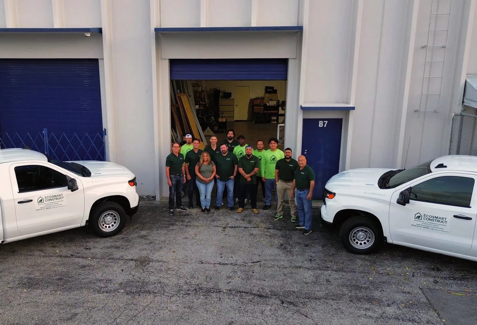Equipo y familia de EcoSmart Construct, techado en el sur de Florida