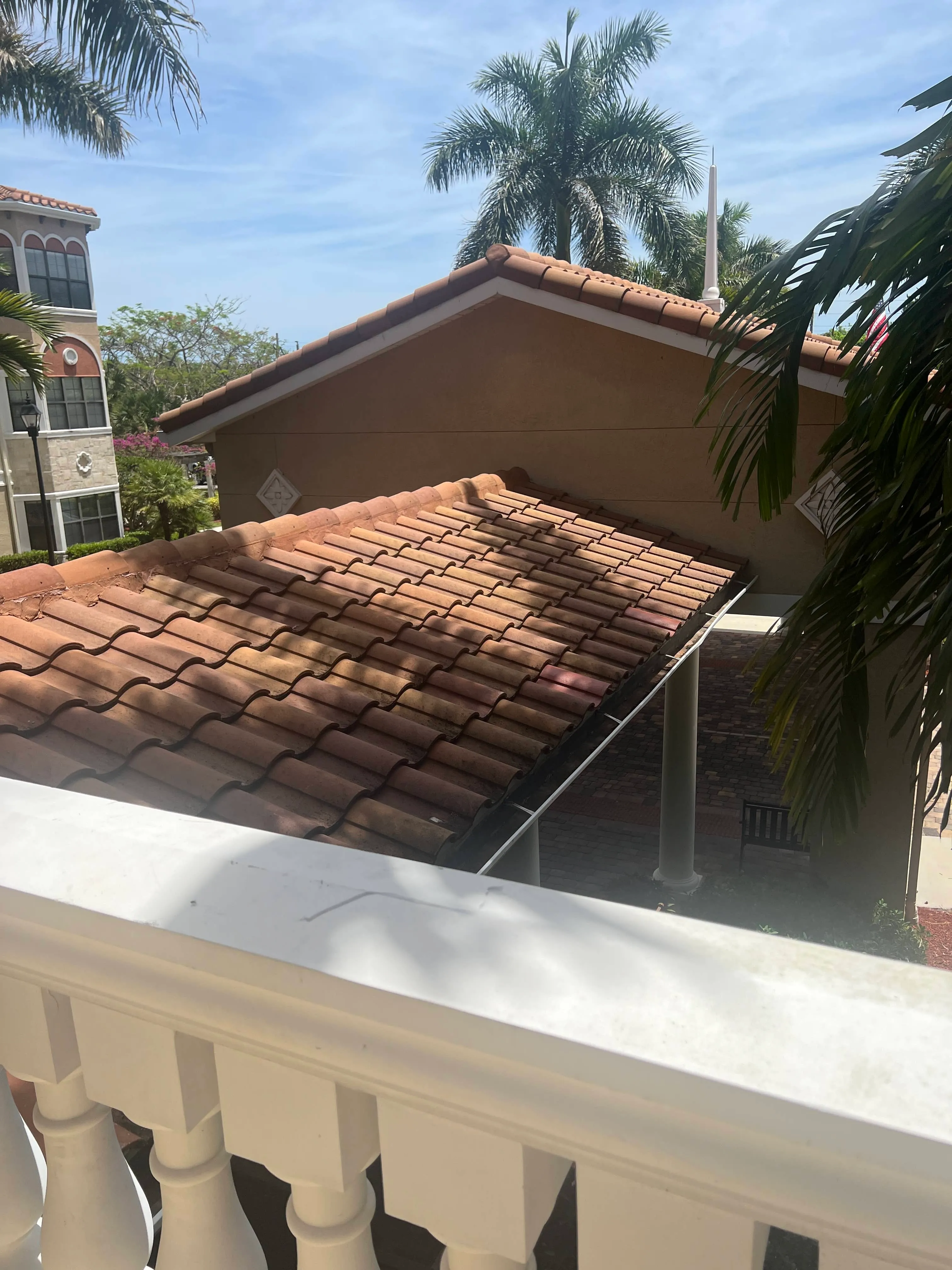 Tejas de techo reemplazadas en una comunidad para adultos mayores en Jupiter, Florida