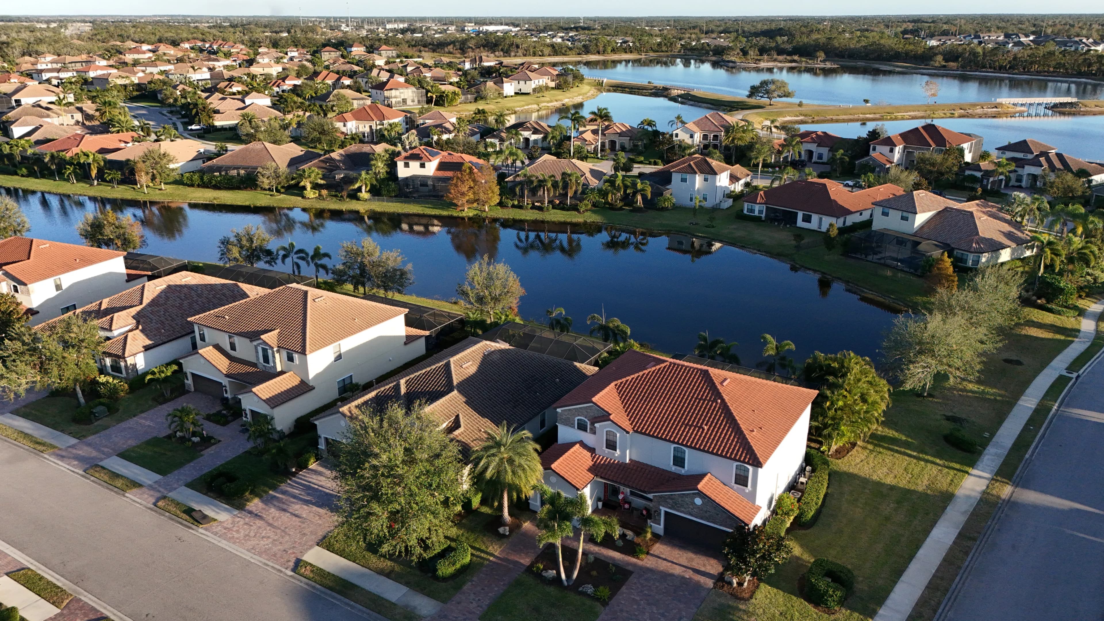 Cuadrilla de techado de EcoSmart Construct trabajando en una vivienda residencial del sur de Florida, cielo azul