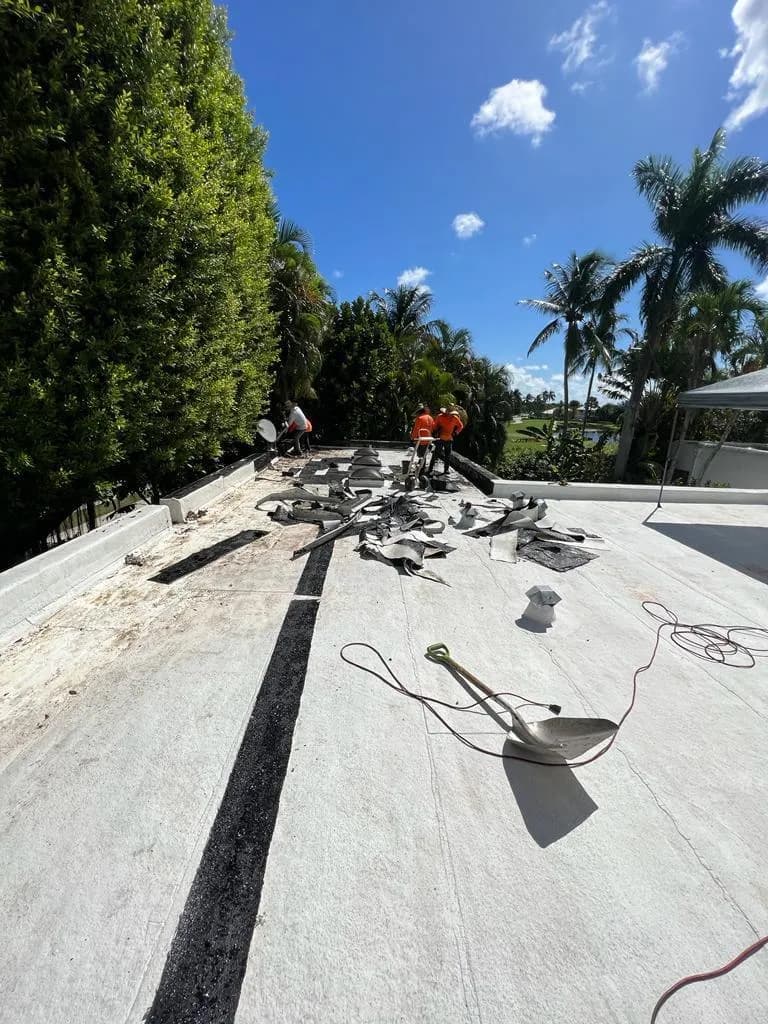 Techador de EcoSmart Construct completando una reparación en un techo residencial, Broward