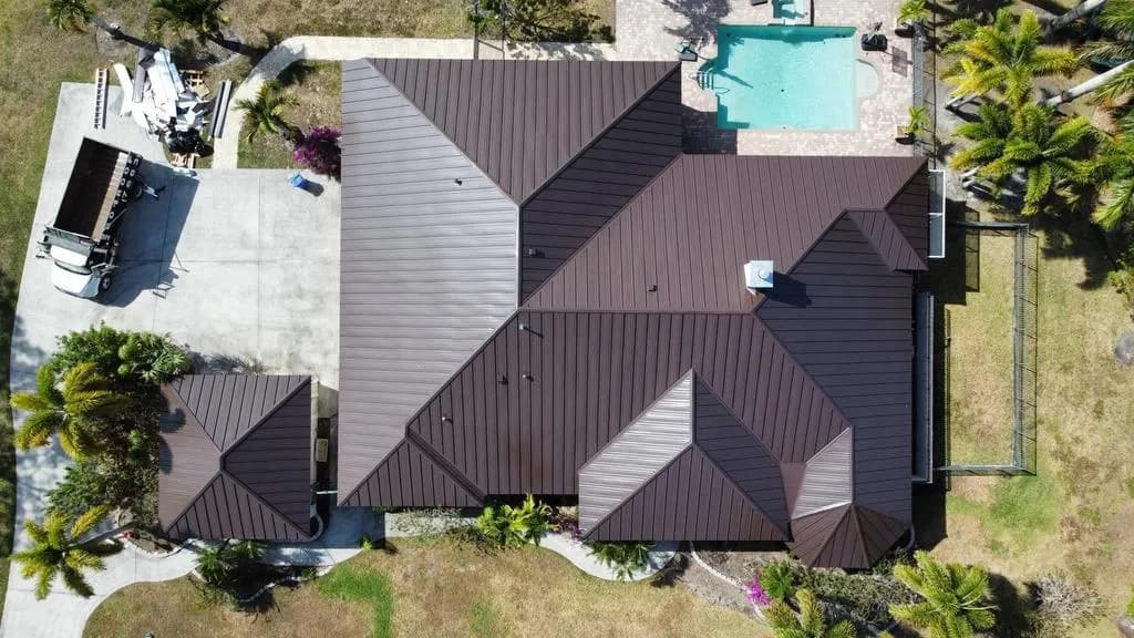 Techo de metal nuevo instalado por EcoSmart Construct en una casa del sur de Florida tras el reemplazo