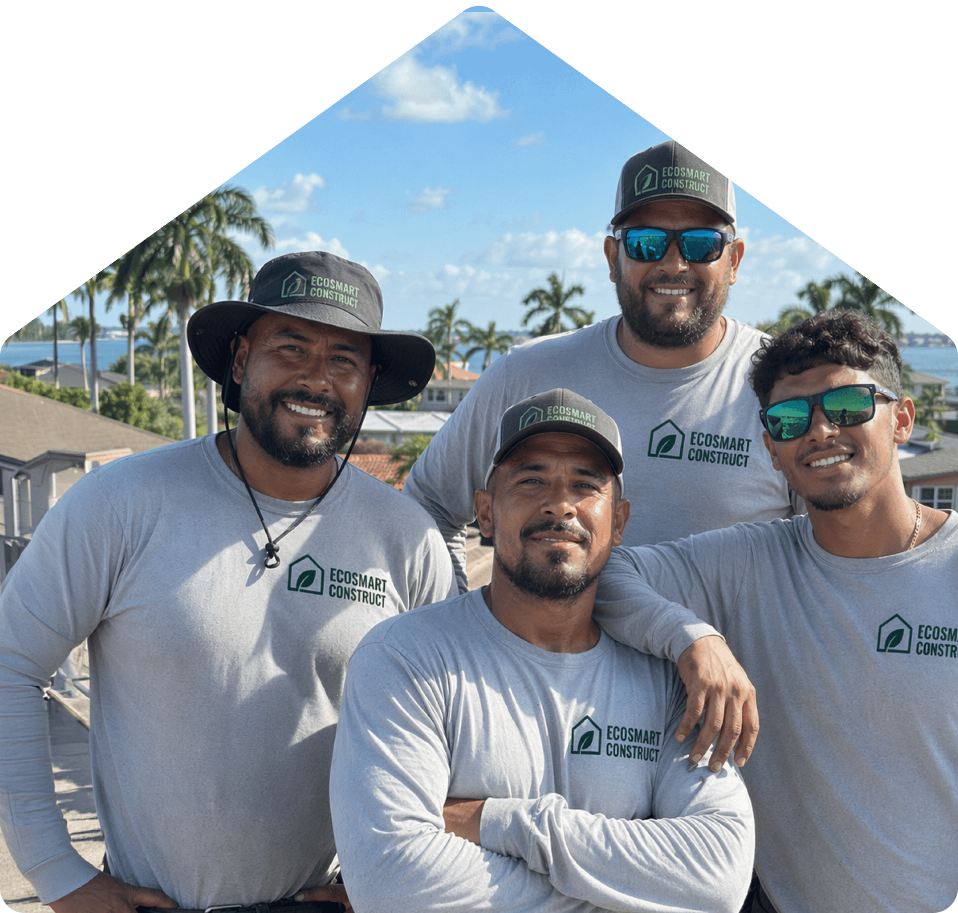 Equipo de techadores de EcoSmart frente a una casa terminada en el sur de Florida