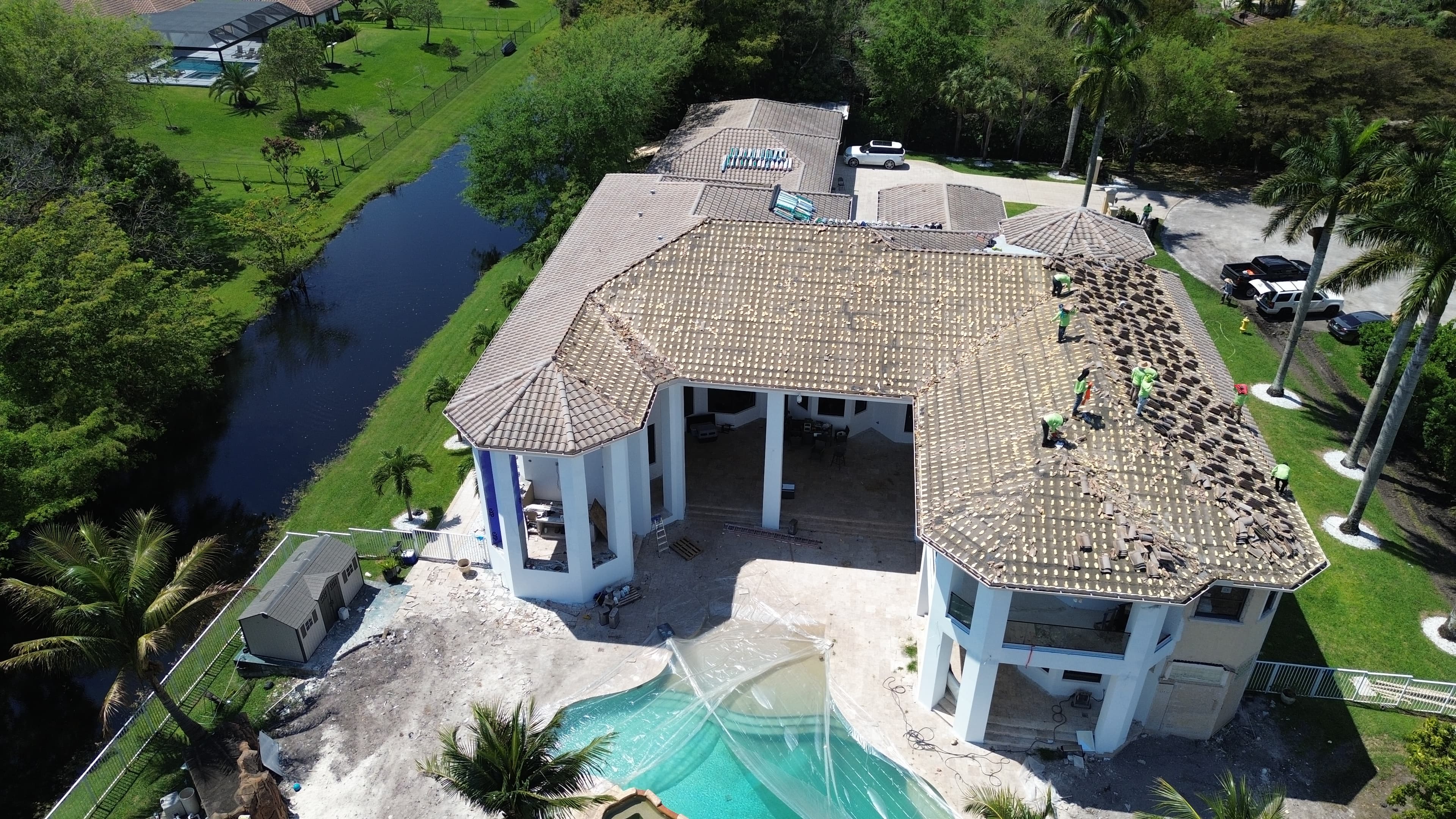 Especialista en techado de EcoSmart Construct conversando sobre opciones con un propietario del sur de Florida
